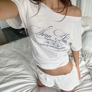 Short-Sleeve/Long-Sleeve Off-Shoulder Lettering Print Tee