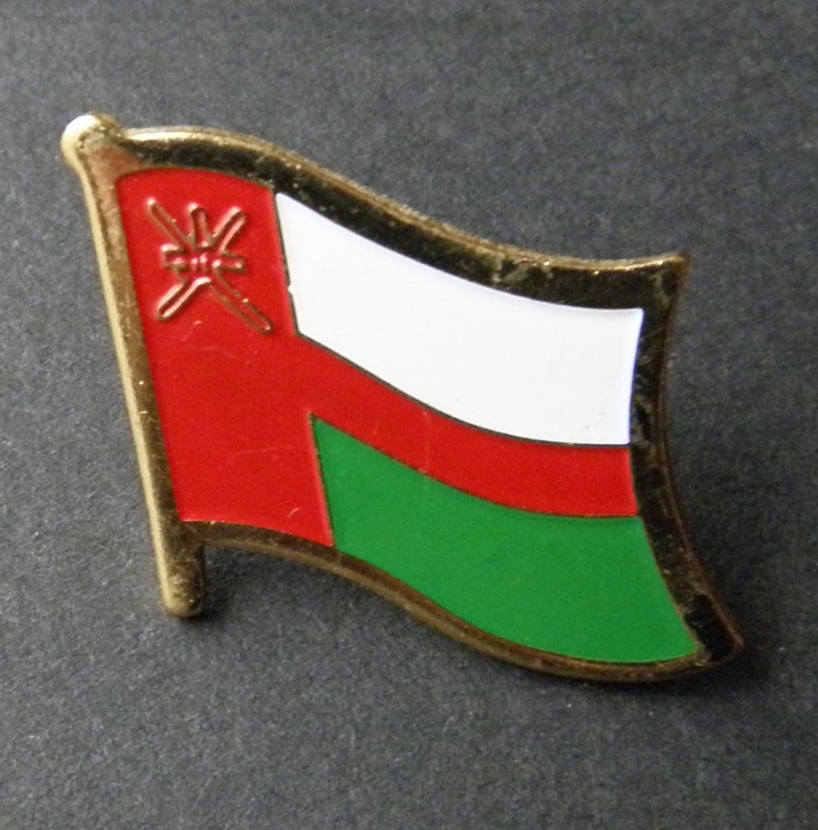 OMAN INTERNATIONAL COUNTRY WORLD FLAG LAPEL PIN BADGE 3/4 INCH - Image 1