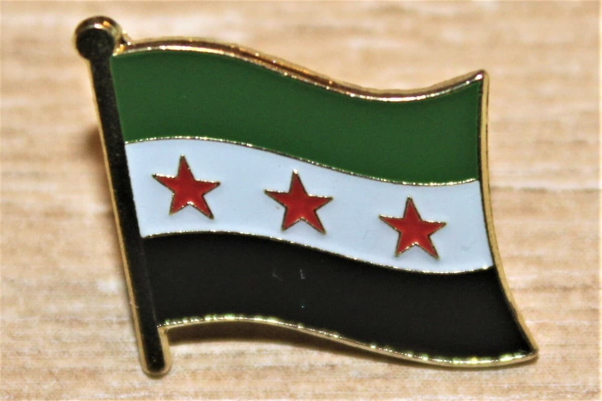 SYRIA REPUBLIC Syrian Republic Metal Flag Lapel Pin Badge *NEW*MIX &amp; MATCH BUY 3 - Image 1
