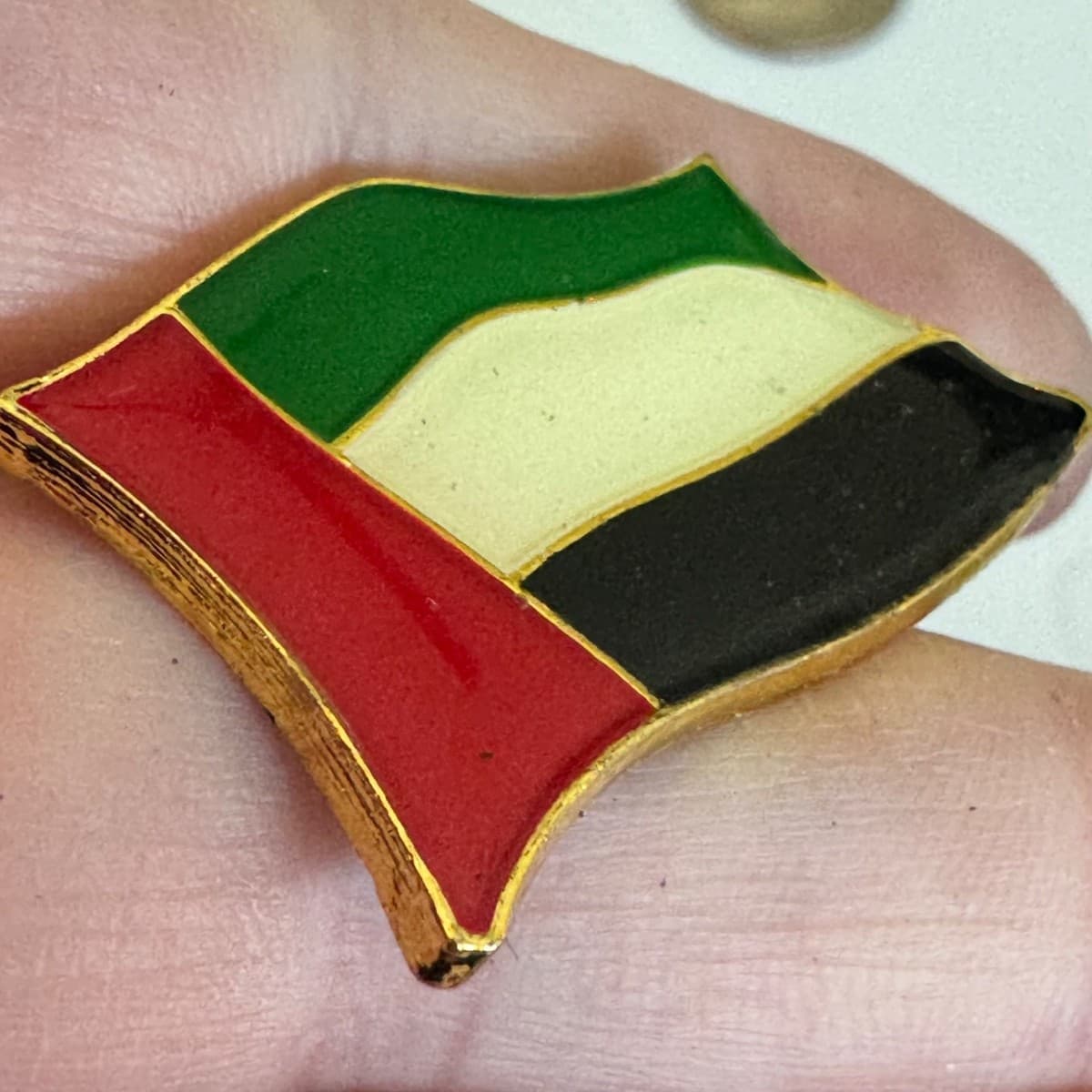 Vintage UAE United Arab Emirates Flag Enamel Pin Red Green White Black Colors thumbnail 2