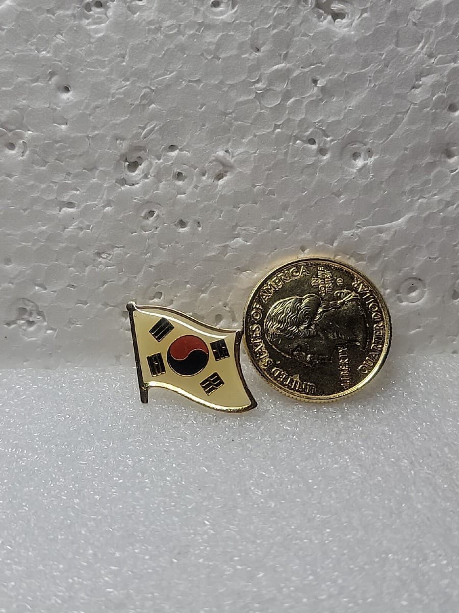 Vintage Flag of South Korea Enamel Lapel Pin Single Post Clutch Back Gold Tone thumbnail 2