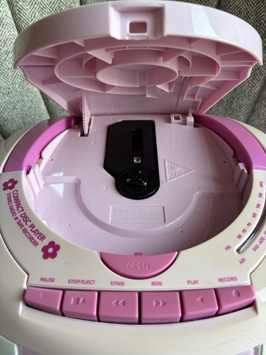 Hello Kitty Sanrio Vintage Portable Stereo CD Player Radio Cassette Recorder thumbnail 3