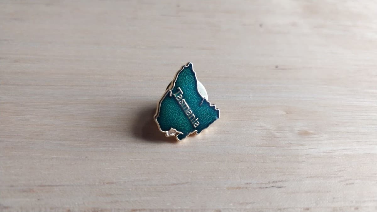 Tasmania Island Pin Tazmania Green Goldtone Country Outline Tourist Vacation - Image 1