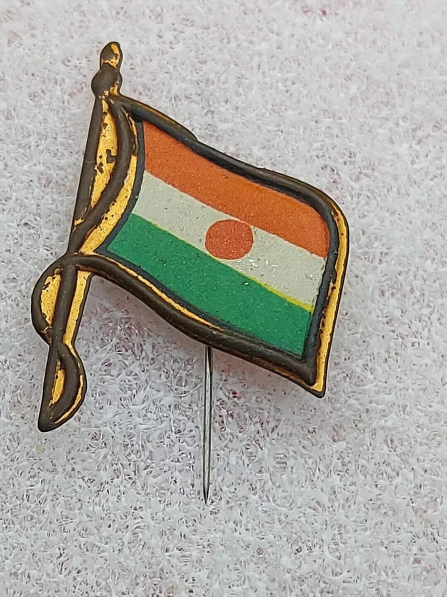 Coat of Arms of Niger Nigerian Map Flag National Emblem Brooch vintage pin badge - Image 1