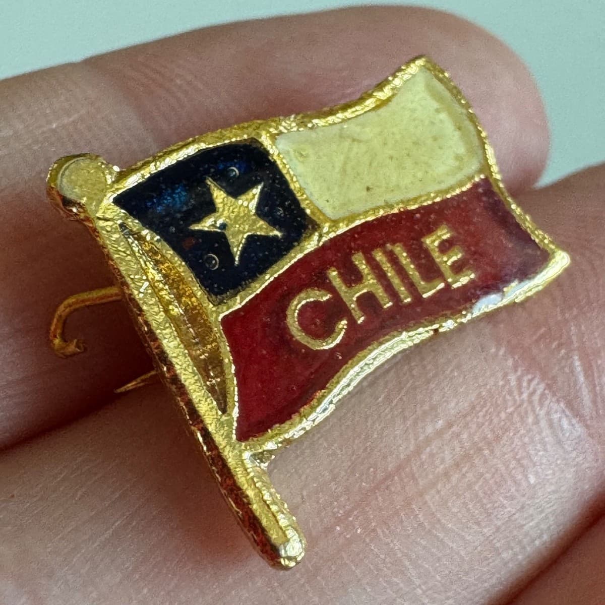 Vintage Chile Flag Enamel Lapel Pin Souvenir Travel Collectible Tie Tack thumbnail 2