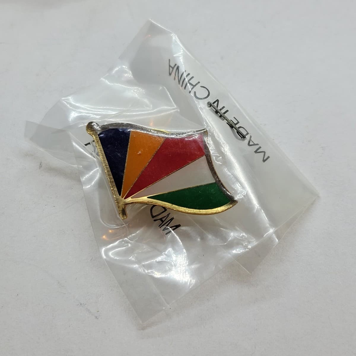 Seychelles Flag Pin - New In Package thumbnail 2