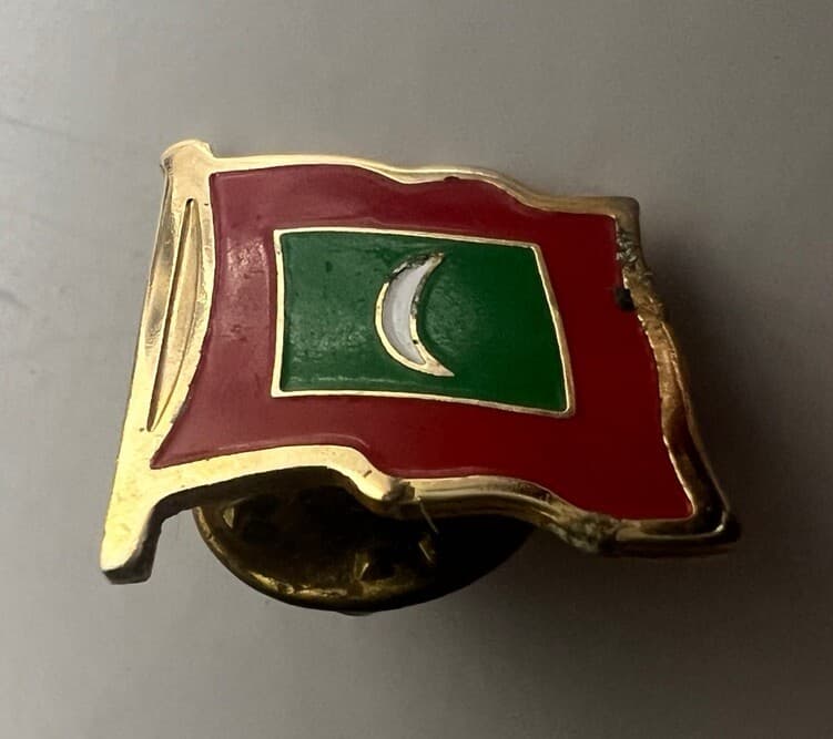 Vintage MALDIVES Country Waving Flag Lapel Pin thumbnail 2