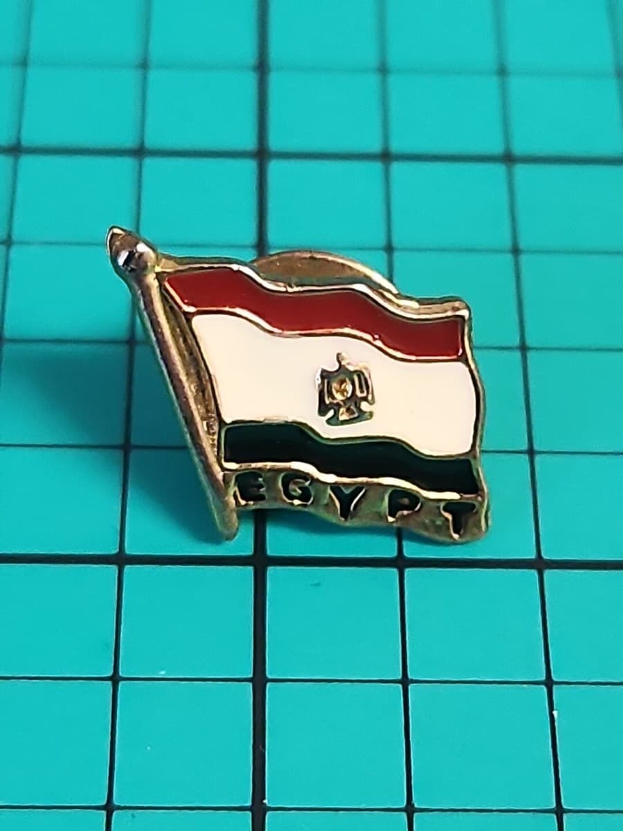 Vtg Egypt Flag 🇪🇬 Egyptian Gold Tone Lapel Pin  Hat Pin - Image 1