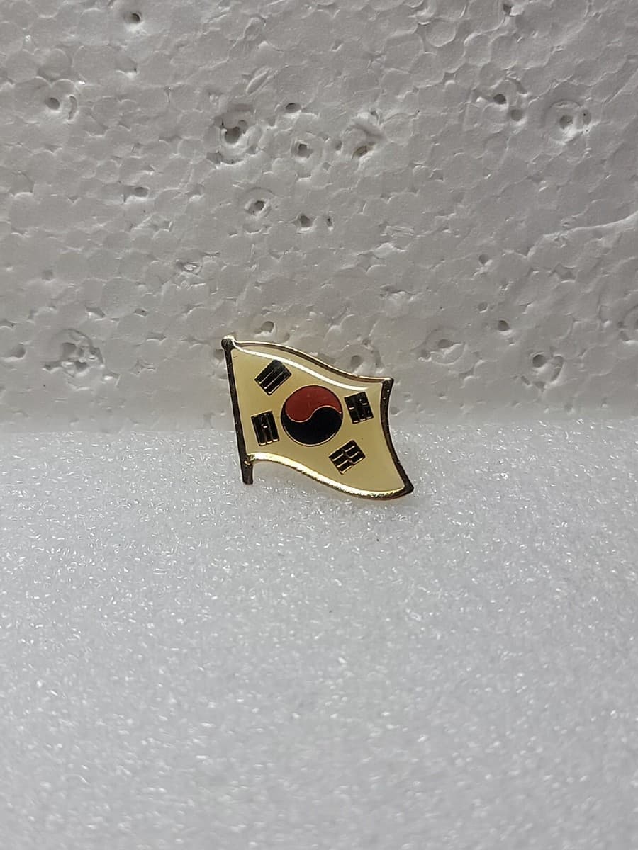 Vintage Flag of South Korea Enamel Lapel Pin Single Post Clutch Back Gold Tone - Image 1