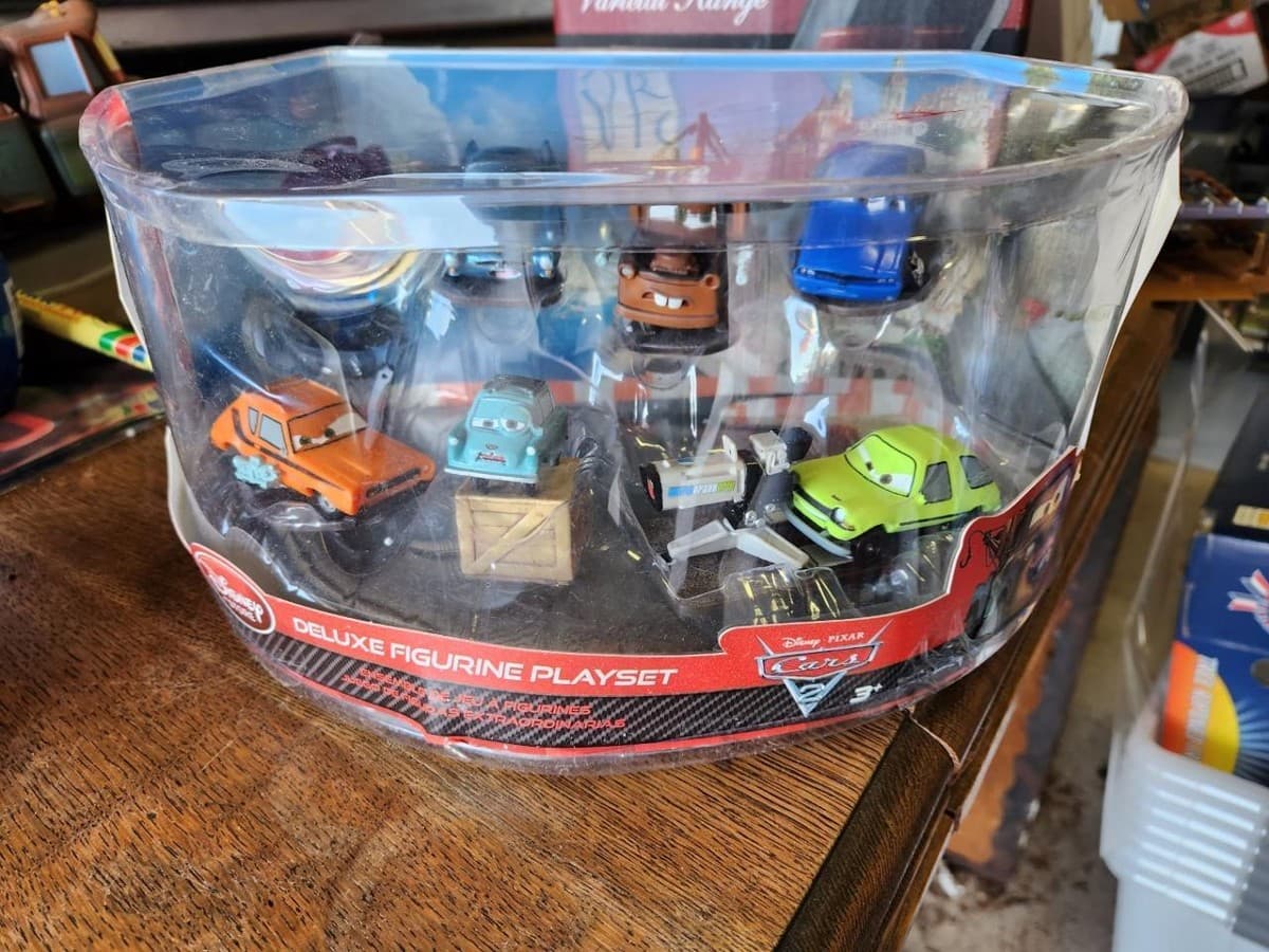*** DISNEY PIXAR CARS SALE*** Disney Store Deluxe Playset  Cars 2 Spies 7 vehicl