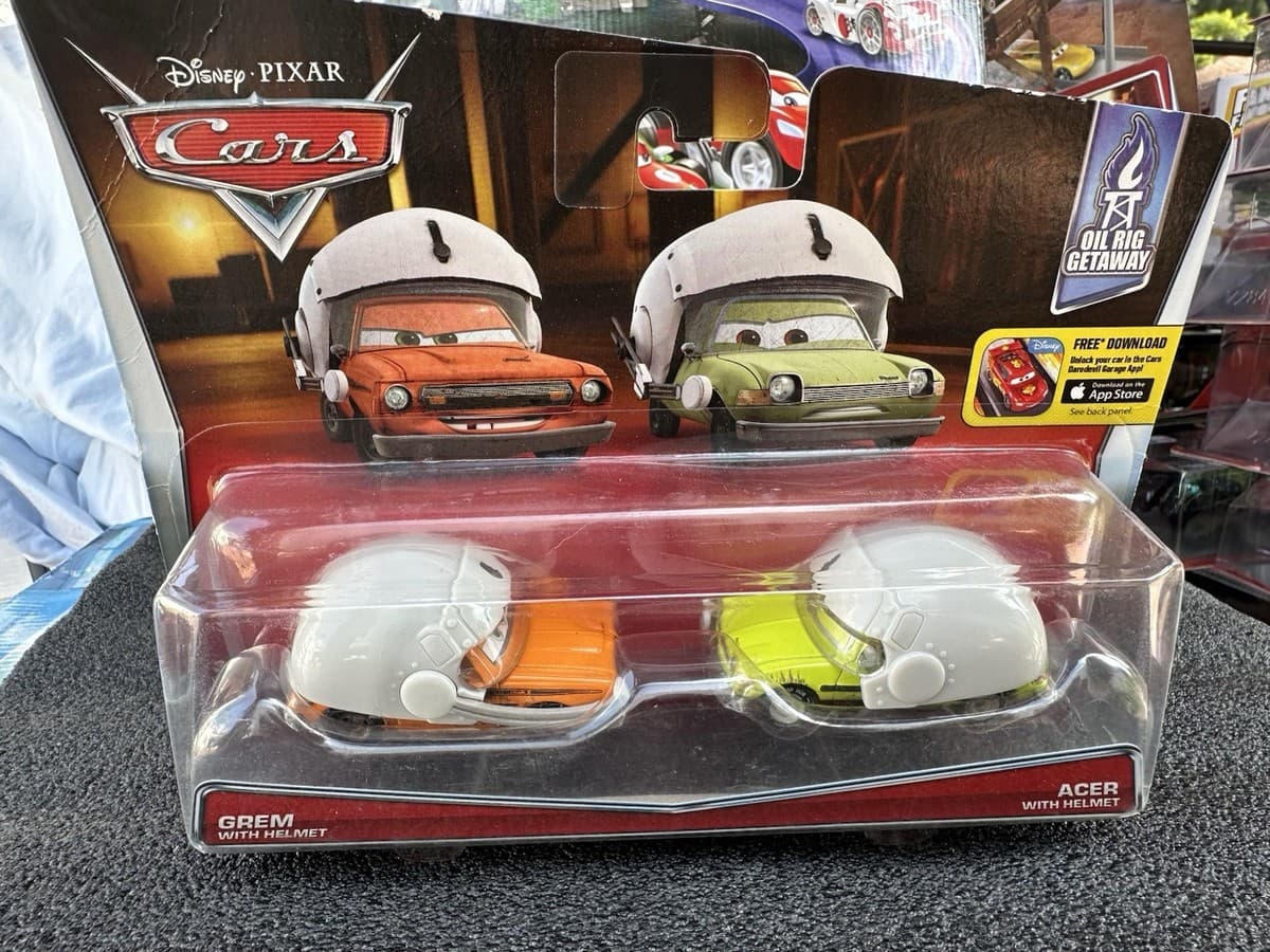 DISNEY PIXAR CARS 2 TWIN PACK - ACER WITH HELMET/GREM WI TH HELMET, Rare!!