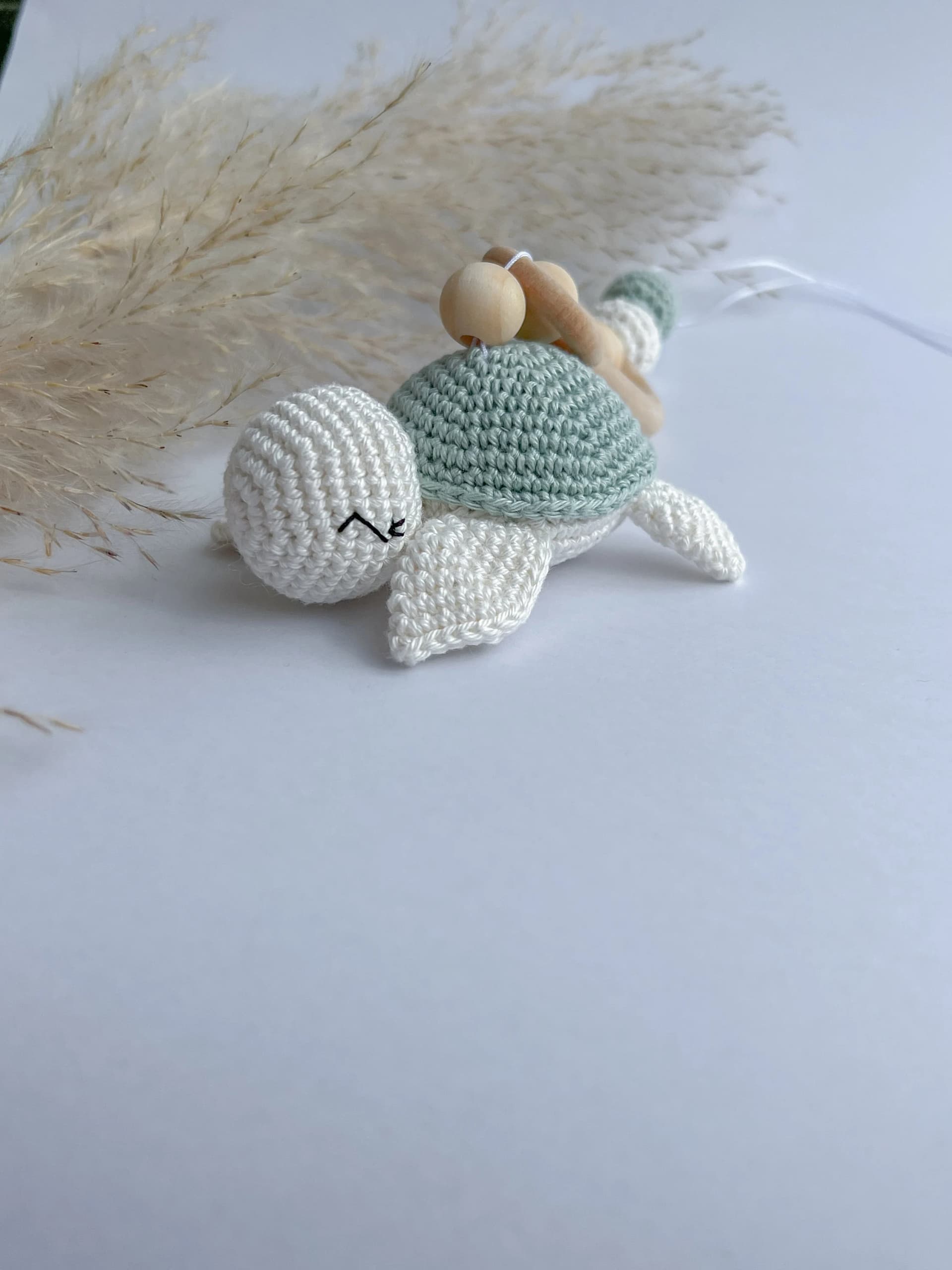Set Schildkröte in mint mit Kinderwagenkette, Anhänger für Babyschale, Greifling l Geburtsgeschenk Babyspielzeug Holz Babygeschenk Babyparty thumbnail 7