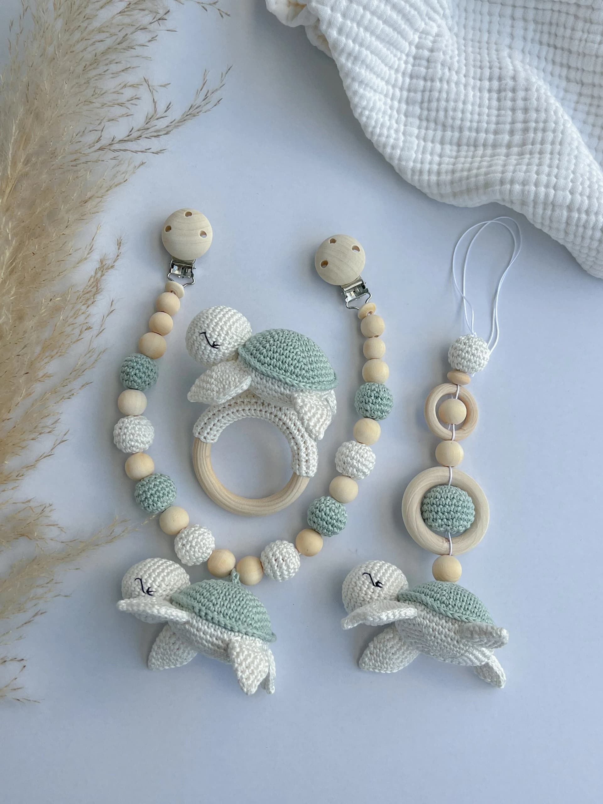 Set Schildkröte in mint mit Kinderwagenkette, Anhänger für Babyschale, Greifling l Geburtsgeschenk Babyspielzeug Holz Babygeschenk Babyparty thumbnail 2