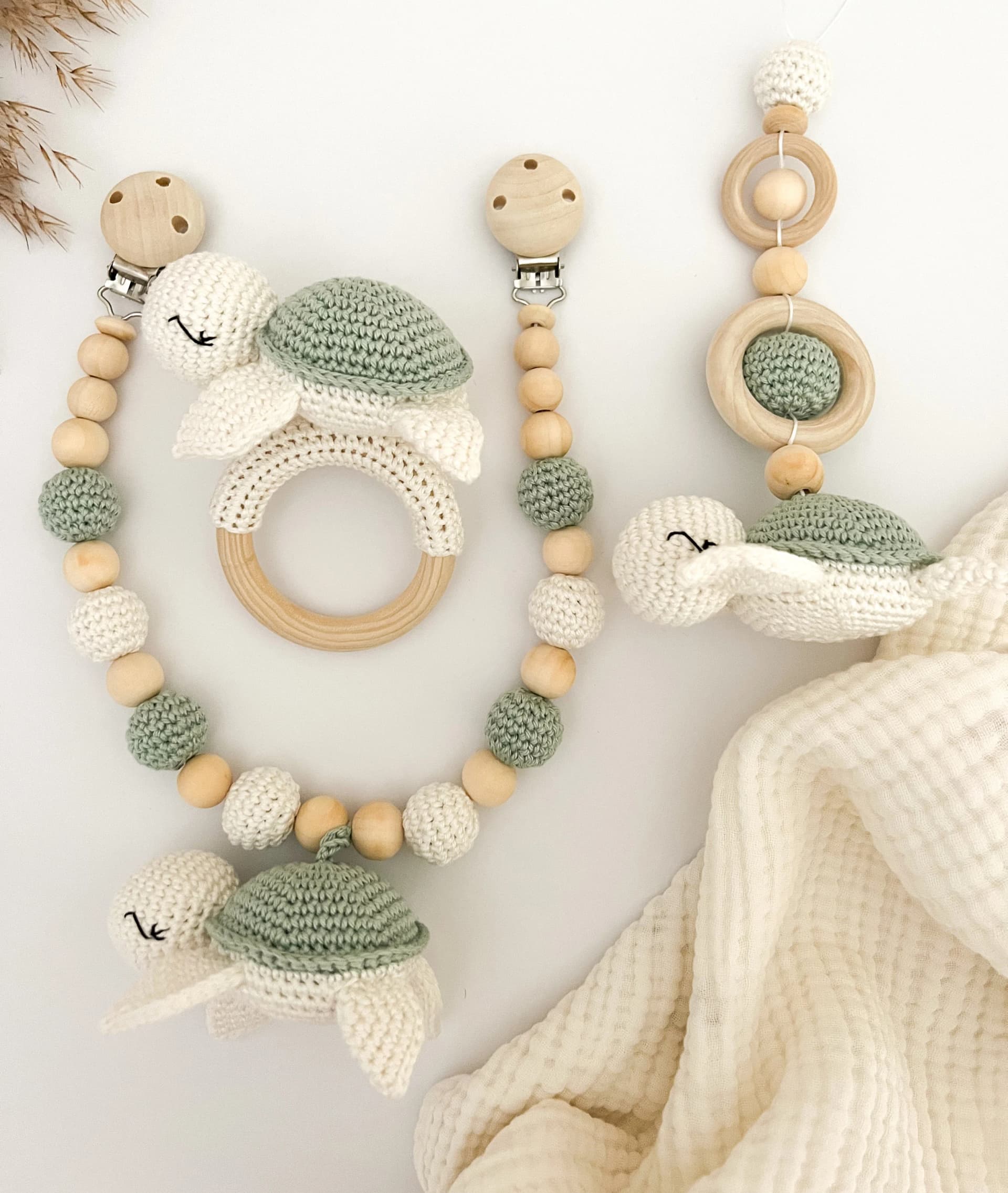 Set Schildkröte in mint mit Kinderwagenkette, Anhänger für Babyschale, Greifling l Geburtsgeschenk Babyspielzeug Holz Babygeschenk Babyparty - Image 1