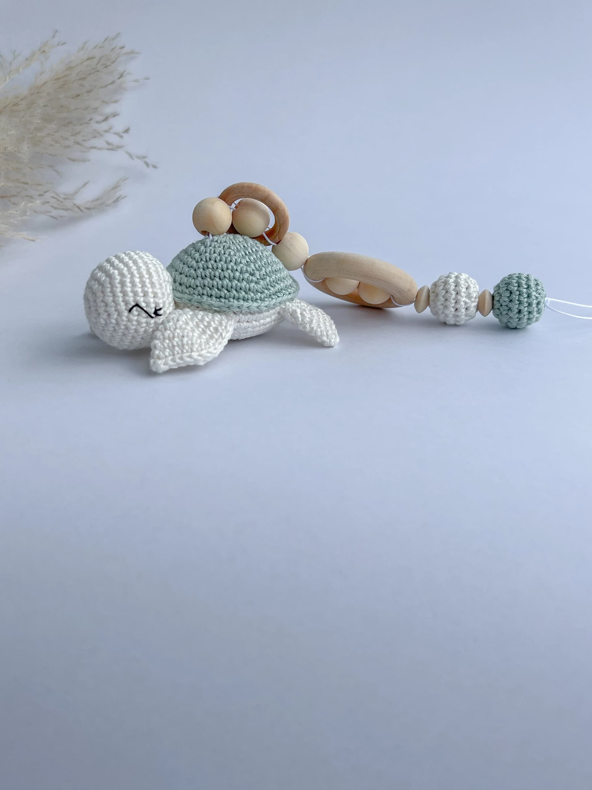 Set Schildkröte in mint mit Kinderwagenkette, Anhänger für Babyschale, Greifling l Geburtsgeschenk Babyspielzeug Holz Babygeschenk Babyparty thumbnail 6