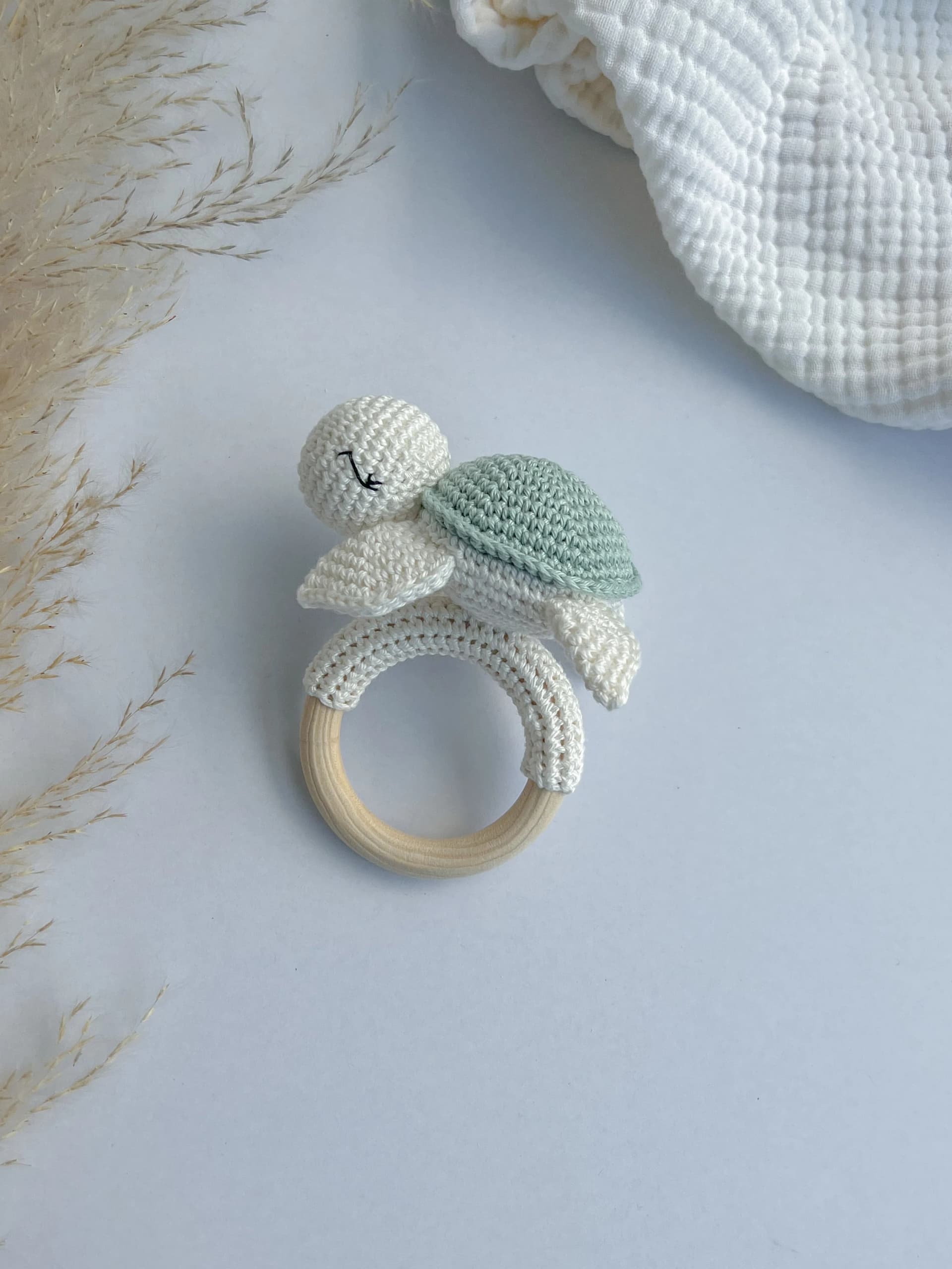 Set Schildkröte in mint mit Kinderwagenkette, Anhänger für Babyschale, Greifling l Geburtsgeschenk Babyspielzeug Holz Babygeschenk Babyparty thumbnail 4