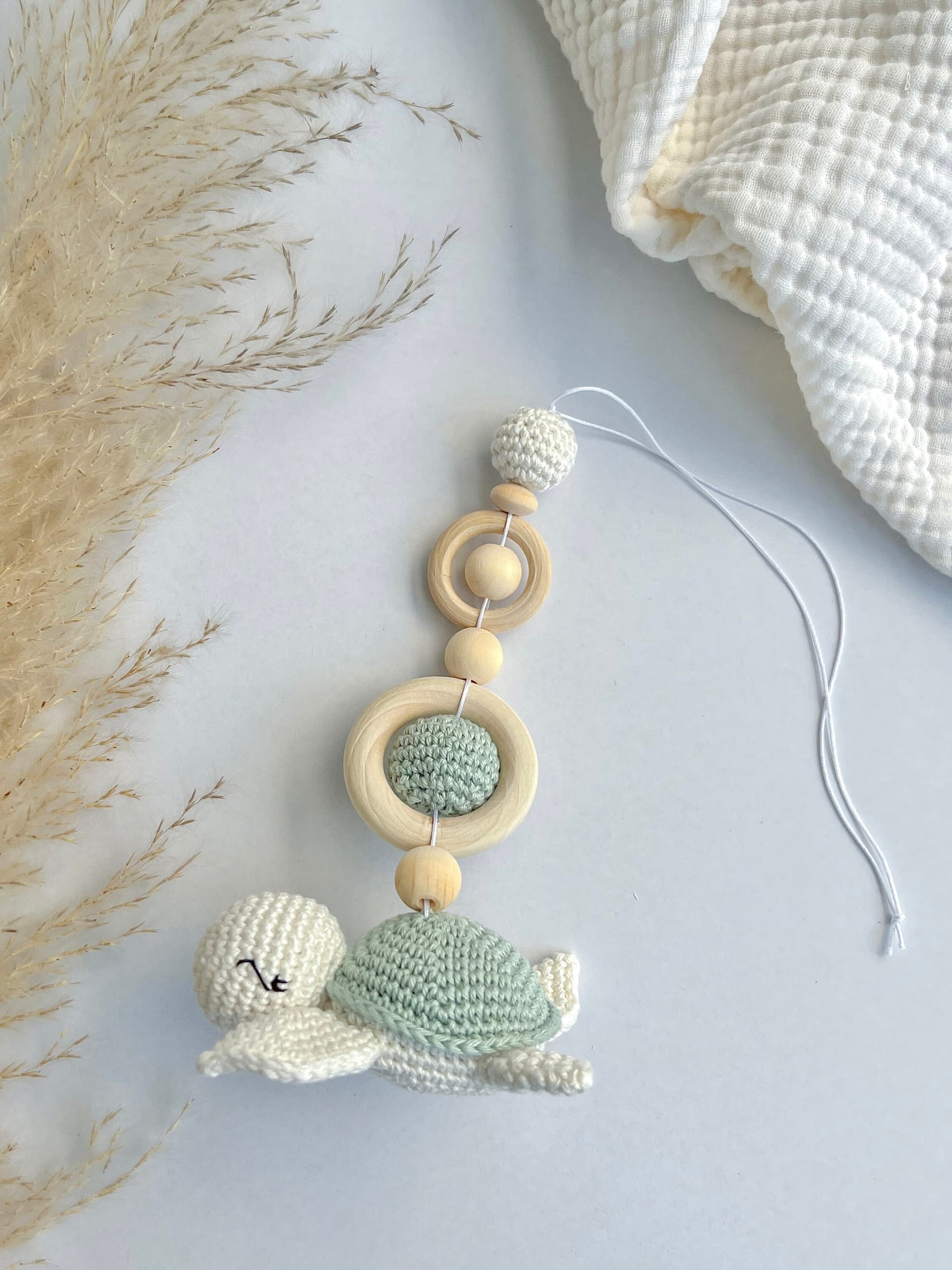 Set Schildkröte in mint mit Kinderwagenkette, Anhänger für Babyschale, Greifling l Geburtsgeschenk Babyspielzeug Holz Babygeschenk Babyparty thumbnail 5