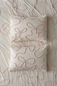 Wild Bows Tufted Sham Set in Pink at Urban Outfitters thumbnail 3