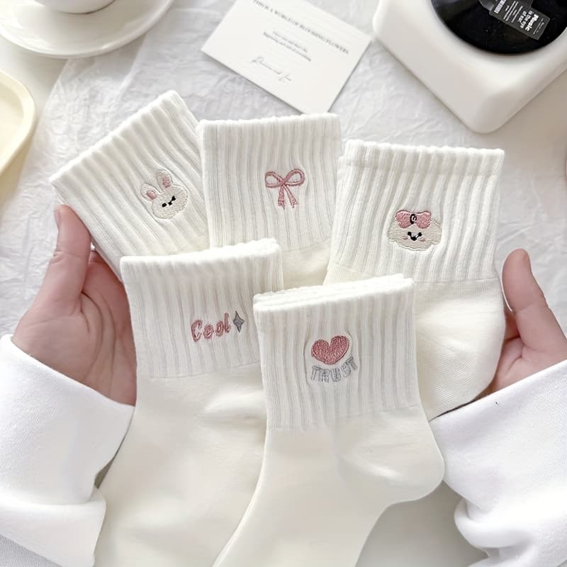 5-Pack Women's Heart Bow Socks, Spring and Autumn Fashionable Minimalist Heart Bow Design! Adorable Patterns on the Little White Socks to Brighten Your Everyday Look