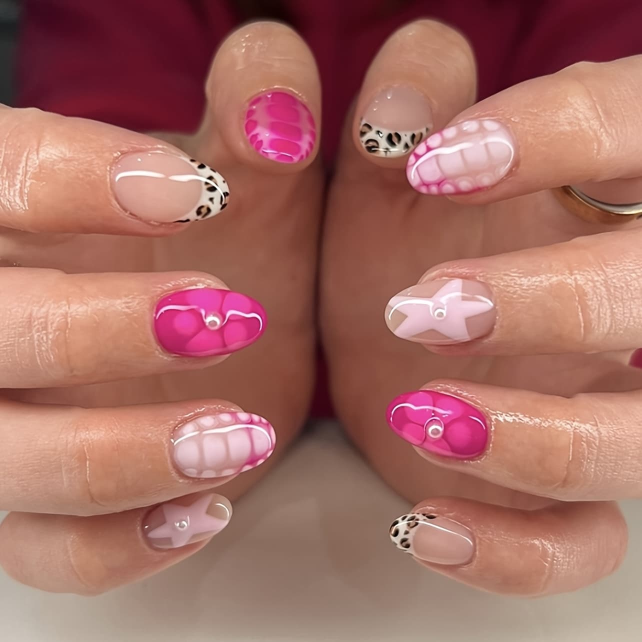 24pcs Leopard Print French Short Almond Fake Nails with Magenta Flowers & Stars - Detachable Medium Length Glossy Press-On Nails for Hands & Feet, Easy Application Nail Art for Casual Attire, Cute Short Nails, Fashion Nail Accessories, Durable Pressons