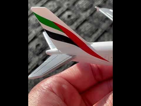Daron Toy Airplane RT9904 – Emirates A380 – Die-Cast Metal Model Airplane Toy with Plastic Parts for Kids Ages 3+ thumbnail 4