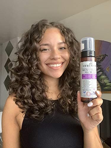 Curlsmith Bouncy Strength Volume Foam - Mousse leggera per volume, rinforzante, per tutti i tipi di ricci, capelli danneggiati, vegano e cruelty free (7.5 oz) thumbnail 4