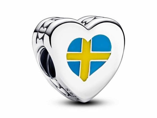 PANDORA Moments Schweden Flagge Herz Charm aus Sterling Silber, Kompatibel Moments Armbändern, 792015C00_E065 - Image 1