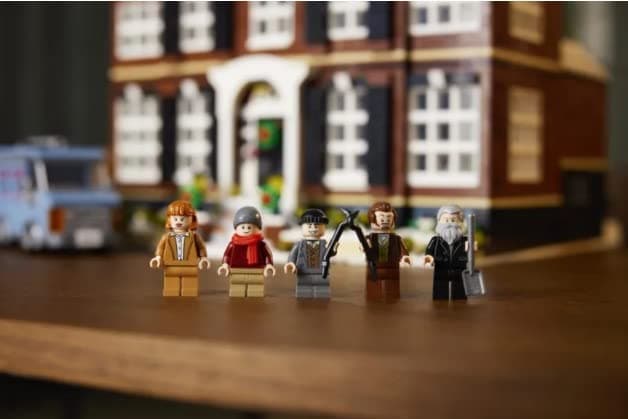 Lego Ideas Home Alone Exclusive Building Set 21330, for ages 18+ thumbnail 8