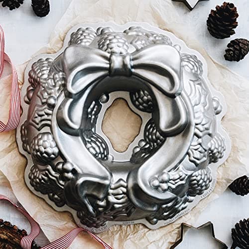 Nordic Ware Platinum Holiday Wreath Bundt Pan thumbnail 7