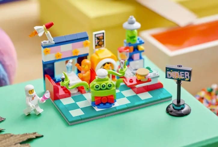 LEGO Alien Space Diner 40687 - Limited Edition thumbnail 2