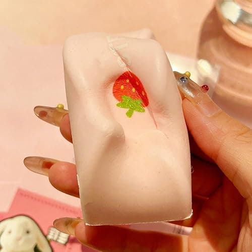 Balle Anti Stress Aliment Mignon Forme au Adulte Jouet Anti Stress en Mousse Compressible, pour soulager Stress, soulager l'anxiété, pâte de décompression Douce pour Adultes (bâton de Fraise) thumbnail 2