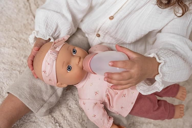 Little Dutch Babypuppe Puppe Lily 6-teiliges-Set (Puppenkleidung, Schnuller und Trinkflasche) Blaue Augen und Weichkörper - 36 cm - ab 18 Monaten thumbnail 4