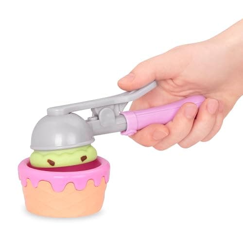 Battat – Gelateria Sweet Treats – Set gelato da 21 pezzi – Cône de glace e palette giocattolo – Sciroppi e zuccherini giocattolo – Gioco di finzione per bambini – 3 anni + thumbnail 4