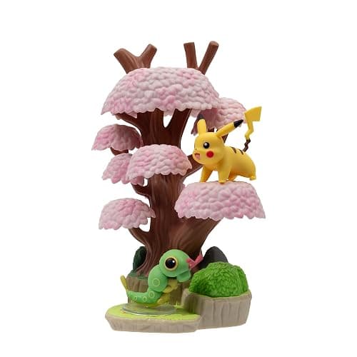 Pokémon PKW3207-15cm Select Set - Blütenbaum mit Pikachu und Raupi, offizielles Figurenset thumbnail 4