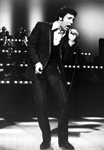 Tom Jones singing Photo Print (8 x 10) - Image 1