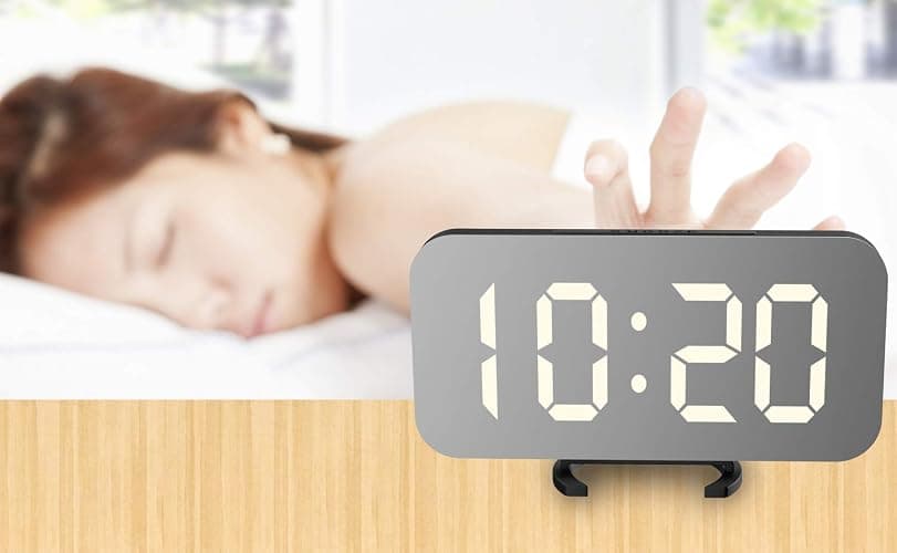 EXTSUD Sveglia Digitale con Display a Specchio Orologio Sveglia Elettronica con Luce Notturna Grande LED Schermo 12/24H Funzione Pisolino 2 Porte USB per Ricarica Smartphone thumbnail 8