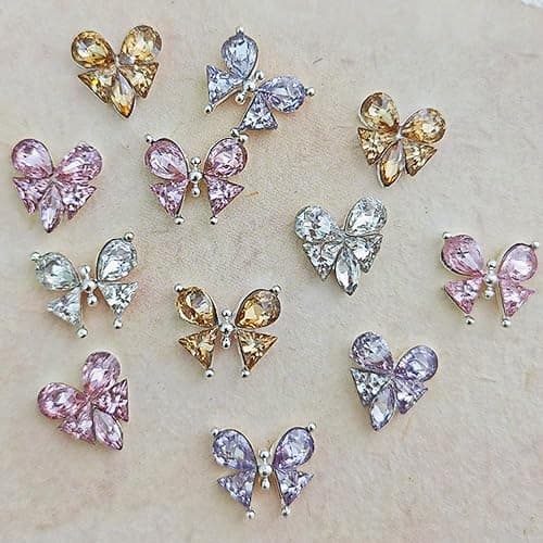 16 Stück Bunte Glitzersteine Nail Charms Nägel Zubehör Zirkon Herz Schmetterling Strasssteine Nagel Charms Nail Art Rhinestones Glitzer Steine Schleifen Herzen Nailart Edelsteine Nageldesign Nail Gems thumbnail 7