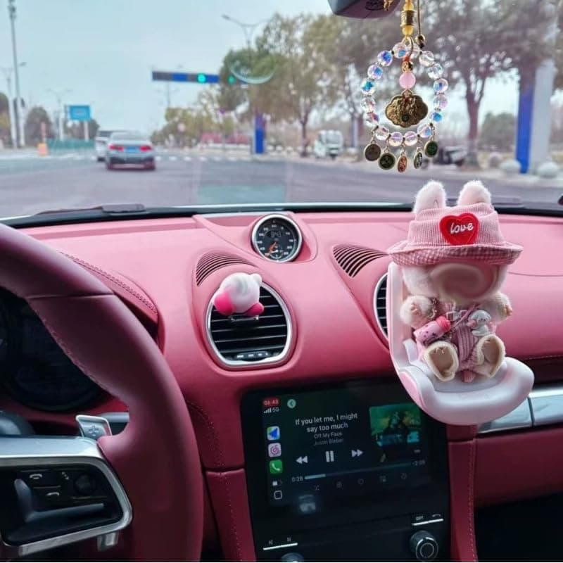 Bilstol för Pop Mart/Labubu Figurer (10-17cm) - Magnetisk Sits med Säkerhetsbälte, Ventilklämma & Skrivbordsställ - Samlaraccessoar till Gosedjur (Macaron Rosa) thumbnail 5