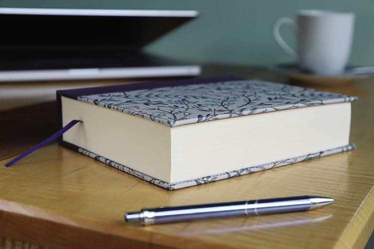 NIV, Journal the Word Bible, Cloth over Board, Pink Floral, Red Letter, Comfort Print: Reflect, Take Notes, or Create Art Next to Your Favorite Verses thumbnail 4