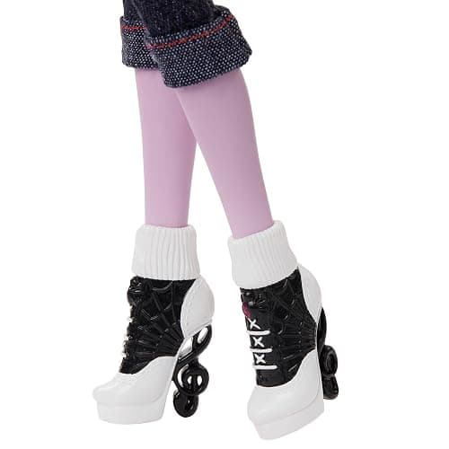 Monster High Boo-riginal Creeproduction - Operetta, bambola da collezione con diario, ragnetto Memphis Daddy O Longlegs e piedistallo, giocattolo per bambini, 6+ anni, HYV90 thumbnail 6