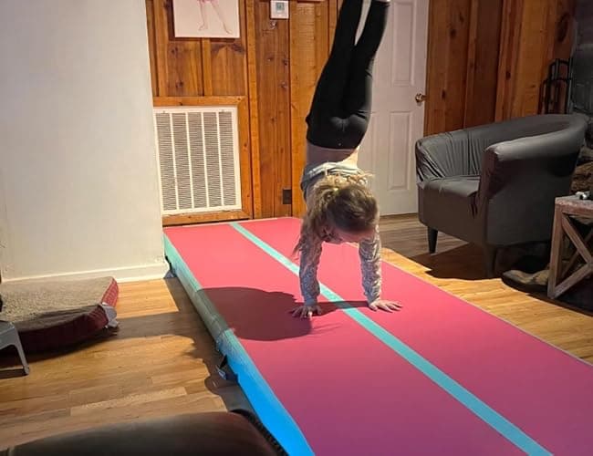 VOFiTNY All Purpose Gymnastics Mat 6.6/10/13/16/20 ft Sturdy Inflatable Tumble Track for Home/Gym - Pink/Green - 20ft*3.3ft*4inches(6m*1m*0.1m) thumbnail 3