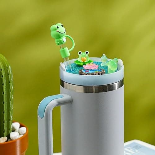 Stanley Trinkhalm-Abdeckkappen, kompatibel mit 1,2 l, süßer Frosch-Deckel, kompatibel mit Zubehör, Silikon, S-Tanley-Trinkhalm-Aufsatz für S-Tanley-Tassen-Zubehör, leuchtet im Dunkeln thumbnail 5