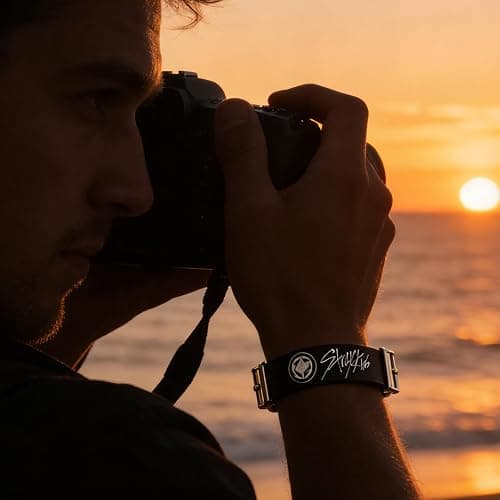 Vuecer Stray Fanartikel Geschenk Set für STAY: mit 1 SKZ Sporttasche, 1 Schlüsselanhänger, 1 Lanyard, 1 Armband, 55 Fotokarten, 1 Halskette, 4 Anstecknadeln und 50 Aufklebern thumbnail 6