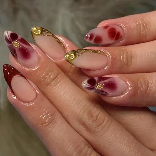 LunarCharm 24 Stück rote French-Tip-Aufdrücknägel, kurze mandelförmige Kunstnägel mit 3D-Goldstreifen-Perlendesign, Blumen-Kunstnägel, Acryl-Nagelspitzen zum Aufkleben thumbnail 6