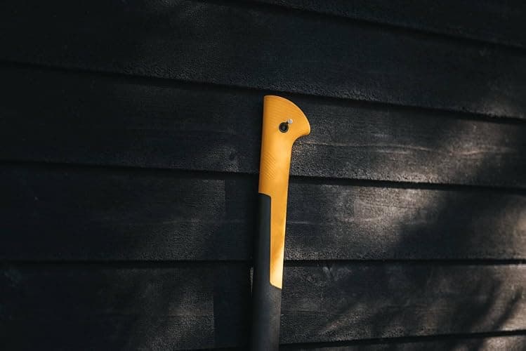 Fiskars Splitting Axe XL X25, 2.5 kg, incl. storage and carrying case, Length: 77 cm, Non-stick high Steel blade covering/fibreglass handle, Black/Orange, 1055683 thumbnail 9