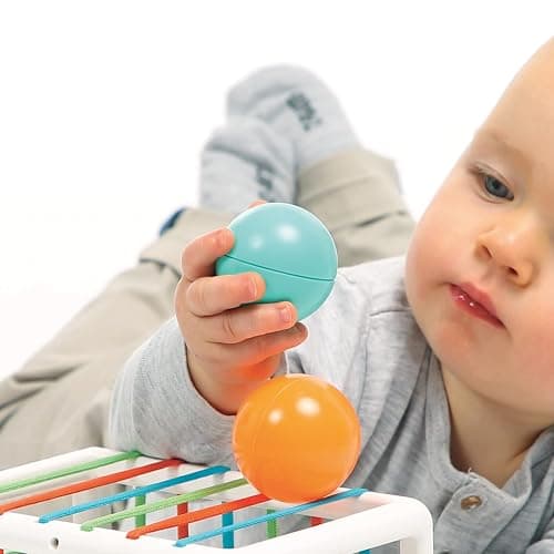 Ludi - Cube De Manipulation - Jouets D'Éveil Bébé - Dès 10 Mois - Développe La Réflexion, La Motricité Fine, Le Toucher & La Découverte - 1 Cube Élastique + 12 Balles Oranges & Bleues Au Son Rigolo thumbnail 2