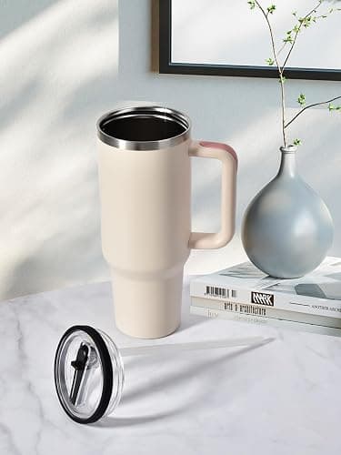 2 Stück für Stanley Cup Deckel Auslaufsicher, mit 2x Trinkhalmen und 1x Strohhalm Bürste, Wiederverwendbarer Ersatzdeckel, BPA Frei, Kompatibel Mit Stanley Quencher H2.0 40oz Cup (Beige) thumbnail 2