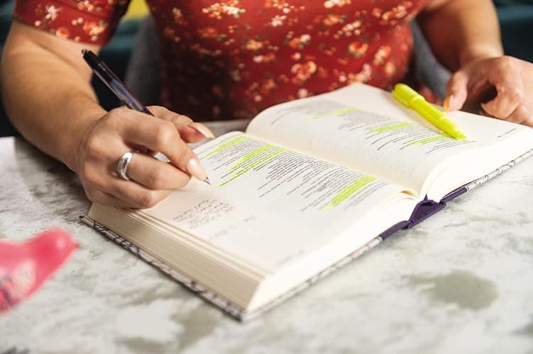 NIV, Journal the Word Bible, Cloth over Board, Pink Floral, Red Letter, Comfort Print: Reflect, Take Notes, or Create Art Next to Your Favorite Verses thumbnail 8