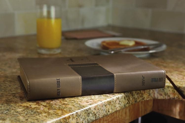 NIV, Premium Gift Bible, Leathersoft, Brown, Red Letter, Comfort Print: The Perfect Bible for Any Gift-Giving Occasion thumbnail 4