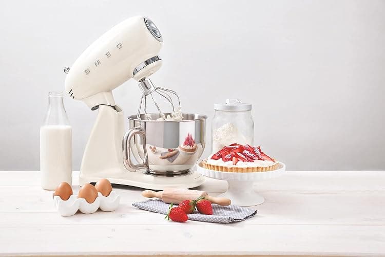 Smeg, Robot Pâtissier SMF03CREU, 10 Niveaux de Vitesse, Fonction Mise en Marche Progressive, Bol 4,8 L, Verrouillage Moteur de Sécurité, 3 Batteurs, Crochet et Couvercle Fournis, 800W, Crème thumbnail 2